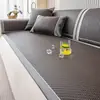 Alfombrilla de Rattan Hielo de Verano Cojín de Sofá 2026 Nuevo Fila Recta Fija Antideslizante Alfombrilla Fresca de Verano Cojín de Asiento de Sofá de Seda de Hielo