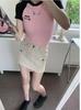 2023 Novo Estilo de Verão Camiseta de Manga Curta com Ombro Direito Descoberto para Mulheres Camiseta Fina Bordada Americana Top Curto Justo Ins