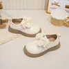 Sapatos Pequenos de Couro com Laço de Renda para Meninas 2026 Primavera/Outono Novos Mocassins de Solado Macio para Crianças Maiores Sapatos Individuais Confortáveis