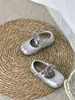 Xshx Estilo Coreano Retro | Zapatos Mary Jane Anchos para Niñas con Velcro, Suela Pequeña de Goma Antideslizante, Volantes Plateados de Mariposa