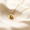 Elegante y minimalista collar entrelazado de acero de titanio, una serie de cadenas para clavícula para mujer, con números romanos y detalles de diamantes, y garantizado para no decolorarse
