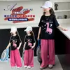 Conjunto de Dos Piezas Estilo Americano con Bloques de Color Estampados y Mangas Cortas, Camiseta Holgada para Chicas de Secundaria, Nuevo Conjunto de Pantalones Anchos 2026