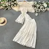Looks de Férias Puramente Sexy para Mulheres: Design de Verão com Gola Halter Irregular, Top com Fenda e Saia de Cintura Alta