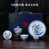 Juego de té de cuenco con tapa de pino, bambú y ciruelo azul y blanco Jingdezhen Doucai cuenco con tapa taza de presión manual soporte para tetera oficina sala de té privada juego de té