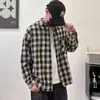 Camisa xadrez retrô americana de manga comprida para homens, design de outono, estilo nicho com bolsos, visual desgastado, corte solto, camisa estilosa e legal