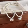 Colar com Pingente de Cavalo de Tróia Colorido com Esmalte Gotejado e Pérolas para Mulheres, Alto Padrão, Luxo Leve, Requintado, Moderno, Elegante, Corrente de Clavícula Tendência