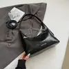 Bolso cruzado de axila minimalista suave color marrón de moda para este año, para el trabajo y los desplazamientos, nuevo estilo 2025, bolso pequeño versátil y a la moda