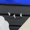 Pendientes de botón con letras y logo de marca de lujo europea y americana transfronteriza, versión de alta gama nueva, pendientes de trébol de cuatro hojas con aguja de plata para mujer, venta al por mayor