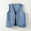 Foto real de chaleco de mezclilla versátil de color liso bordado floral para mujer, chaqueta corta holgada sin mangas, top tipo chaleco de moda