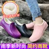 Botas de lluvia de exportación transfronteriza para mujer, suela fija, forradas de polar, ligeras, antideslizantes, a la moda para otoño e invierno, suela plana, forradas de polar, duraderas, adecuadas para lavar el coche y uso en la cocina
