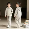 Conjunto Infantil Moletom com Capuz de Manga Longa Listrado para Meninas Primavera e Outono Estilo Preguiçoso Cardigã Solto Roupa Externa Top de Manga Longa