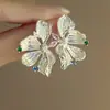 Pendientes de botón de flor plisada europeos y americanos diseño nicho estilo genial retro pendientes exquisitos lujo ligero sensación de alta gama joyería para orejas oro