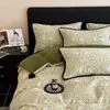 Juego de Cama de Felpa de Leche Engrosada de Invierno de Cuatro Piezas Sábana Completa de Terciopelo Estampado Estilo Pompón de Pelo de Conejo Juego de Tres Piezas Estilo Sábana Ajustable