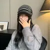 Chapéu gorro listrado retrô estiloso, novo modelo outono e inverno, unissex, aba larga, proteção solar, versátil, faz o rosto parecer menor, chapéu estilo boné
