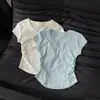Camiseta fina de verano azul bebé pura de diseño único con pliegues, cuello en V irregular, manga corta en el hombro, top simple versátil para mujer