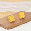 Aretes de Botón de Trébol de Cuatro Hojas Dorados Arena No Descolorables para Mujer, Joyería de Lujo Ligero de Nicho de Gama Alta Versátiles, Aretes de Botón de Moda para el Trabajo, Venta al por Mayor