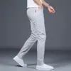 Pantalones casuales blancos para hombre, tendencia primavera y otoño 2026, corte recto ajustado, versátiles para negocios, juveniles, largos para hombre