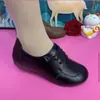 Zapatos de madre de cuero suave y suela de goma, nuevo estilo otoño 2026 mocasines planos para mujer, zapatos cómodos para mujeres de mediana edad y mayores