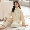 Pijama feminino Ollie de veludo liso, estilo esportivo casual, pode ser usado fora de casa, conjunto de casa de duas peças, direto da fábrica (China)