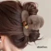Lindo pasador de pinza de peluche grande para la nuca, nuevo pasador de tiburón para otoño e invierno 2026, elegante pasador de oso para recogidos