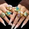Anillo Misterioso Retro Estilo Palacio Hueco de Acero Inoxidable con Piedra Ojo de Gato de Oro de 18 Quilates y Piedra de Cristal, Anillo de Nicho de Lujo Ligero para Mujer
