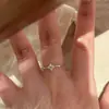 Anel de Prata Esterlina S925 Trevo de Quatro Folhas com Strass para Mulheres Anel Fino Retro de Luxo Leve Anel de Dedo Indicador Mini Versátil Estilo Coreano