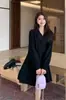 Vestido negro chic simple de estilo coreano, holgado y versátil para mujer, otoño e invierno 2026, con cuello camisero y diseño único, vestido de manga larga