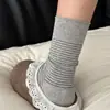 Calcetines retro a rayas de media pantorrilla para mujer, otoño e invierno, transpirables y absorbentes del sudor, con un ajuste relajado y cómodo, diseño sin costuras, color café, calcetines de algodón versátiles