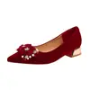 Sapatos de Casamento Veludo Vermelho Florais para Mulheres Salto Baixo 3CM Estilo Chinês Salto Bloco Sapatos de Casamento Xiuhe para Noiva Não Cansativos