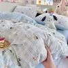 Conjunto de cuatro piezas de hilo suave y esponjoso tipo nube, Clase A, apto para bebés, conjunto de tres piezas para dormitorio de estudiante, sábana de dormir sin estampado estilo caricatura