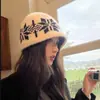 Gorro de Punto Pequeño Adelgazante para Rostro de Mujer Otoño e Invierno Moda Tendencia Sombrero para el Frío 2025 Nuevo Súper Lindo Gorro Acolchado