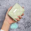 Carteira Feminina Curta Pequena 2024 Nova Chegada Bordada em Losango Peças de Ferro Bola de Pelo Pendurada Porta-Moedas Bolsa para Cartões Bolsa Mini Casual