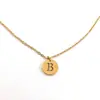 Collar con Colgante de Alfabeto de Acero Inoxidable 26 Letras, Cadena para Clavícula, Pieza Redonda Chapada al Vacío en Oro de 18 Quilates, Colgante de Acero de Titanio de Moda, Superventas Transfronterizo