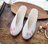 Chinelos Estilo Nacional bordado sapatos femininos sapatos de pano de seda brilhante Baotou usar sandálias de tecido uma geração de cabelo