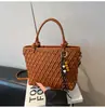 Bolso Cubo Retro de Nicho para Mujer Otoño e Invierno 2025 Nuevo Simple Tejido Coreano de Nicho Bolso Bandolera