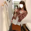 Nuevo el 18/8Un imprescindible para todos: Tu camiseta Abbebe de cuello en V con dobladillo enrollado y camiseta corta de algodón de alta torsión que realza las curvas