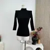 Top de lana tejido con hombro recto, cuello semi-alto y manga tres cuartos