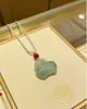 Colgante de la Suerte del Caballo Jade Verde de Tian Shan Riqueza Instantánea Colgante de Caballo Artesanía Fina 3D Colgante de Collar de Seda Dorada y Jade Venta al por Mayor