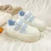 Tênis brancos de sola grossa com velcro para mulheres para combinar com saias, novos tênis casuais versáteis para aumentar a altura, 2026