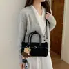 Bolso de mano nuevo retro Maillard de gamuza y felpa transfronterizo, pequeño nicho, de un solo hombro, cruzado, versátil para el trabajo, bolso para mujer
