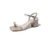 Sandalias de tiras con perlas satinadas y tacón grueso, con punta cuadrada y diseño de una sola tira, adecuadas para ropa de noche, zapatos de dama de honor y para combinar con vestidos formales o tacones altos.