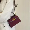 Bolsa Kelly chic vintage versátil elegante e estilosa, bolsa de mão pequena quadrada para mulheres, bolsa de ombro e transversal