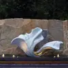 Escultura de flor de paisagismo em aço inoxidável com elemento aquático em larga escala, escultura decorativa de chão grande de forma irregular abstrata com acabamento espelhado para imóveis