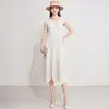 Vestido sem mangas plissado com estampa dourada transfronteiriça, Elegante vestido midi plissado de gola redonda com acinturamento e saia ampla, Vestido de Férias