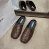 Chinelos Tecidos Confortáveis com Solado Grosso, Estilo Slip-On, Moda 2026, Meio Chinelo Fechado, Tamanho Grande, Novo Estilo