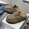 Pantuflas de slip-on retro con hebilla metálica para otoño/invierno 2026, con parte superior peluda y un estilo cómodo y relajado, similar a las pantuflas de algodón estilo Birkenstock.