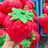 Juguete de fresa grande para apretar, alivio del estrés transfronterizo, juguete de ventilación de rebote lento de fruta de simulación TPR al por mayor
