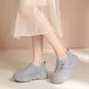 Sapatos de verão para pais de comércio exterior, sapatos de plataforma compensada versáteis, sapatos esportivos casuais de malha respirável, sapatos de plataforma bordados versáteis estilo chinês