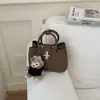 Bolsa de ombro fashion versátil nova para o outono de 2026, bolsa tipo balde com design de nicho, bolsa tote para o dia a dia e bolsa transversal