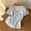 Camiseta de Manga Corta con Costuras de Color Contrastante Estilo Retro Americano, Cuello en V, Hombro Derecho, para Mujer, Diseño de Verano, Aspecto Adelgazante, Top Corto, Moderno
